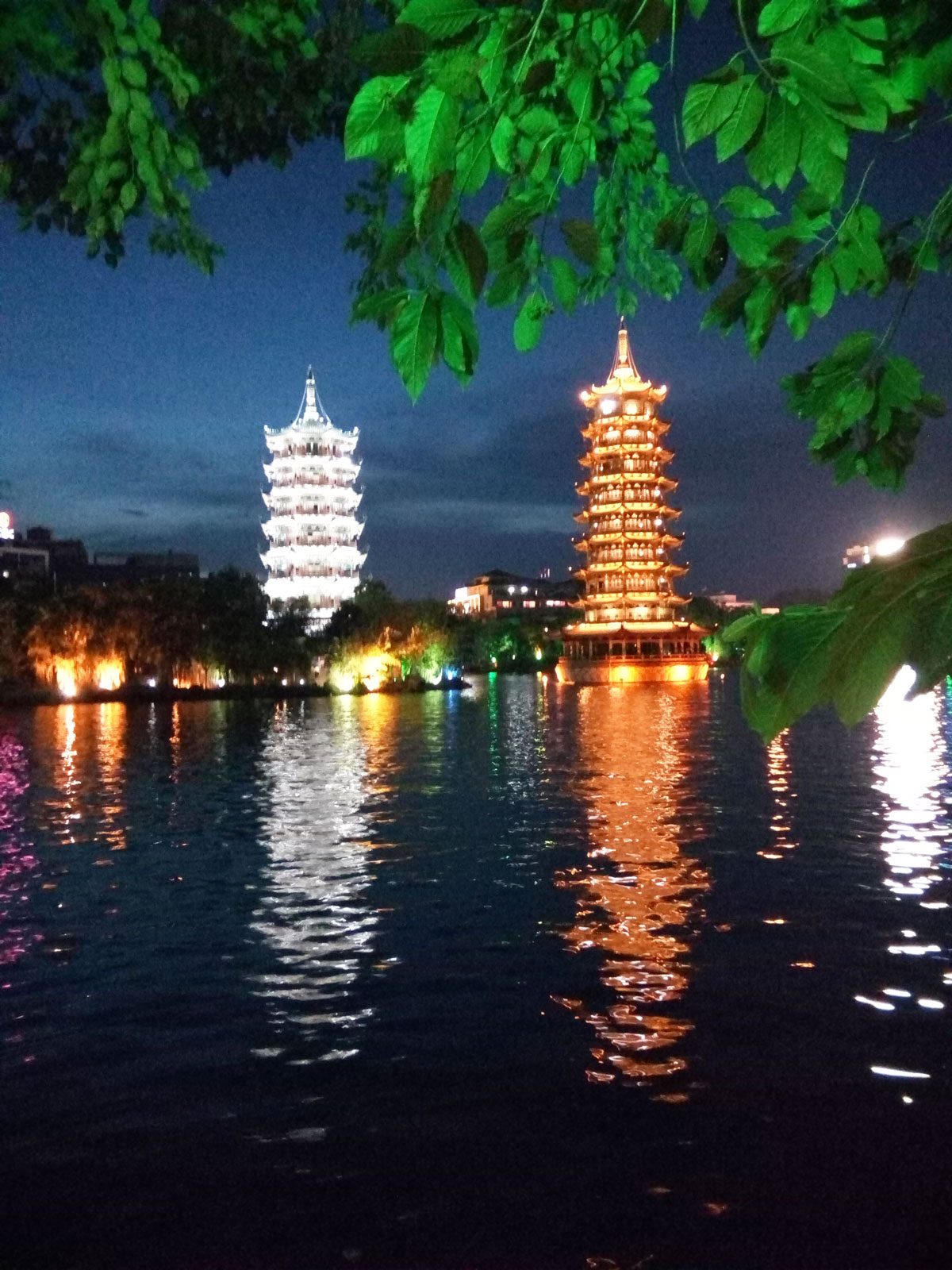 Pagoda del sol y de la Luna